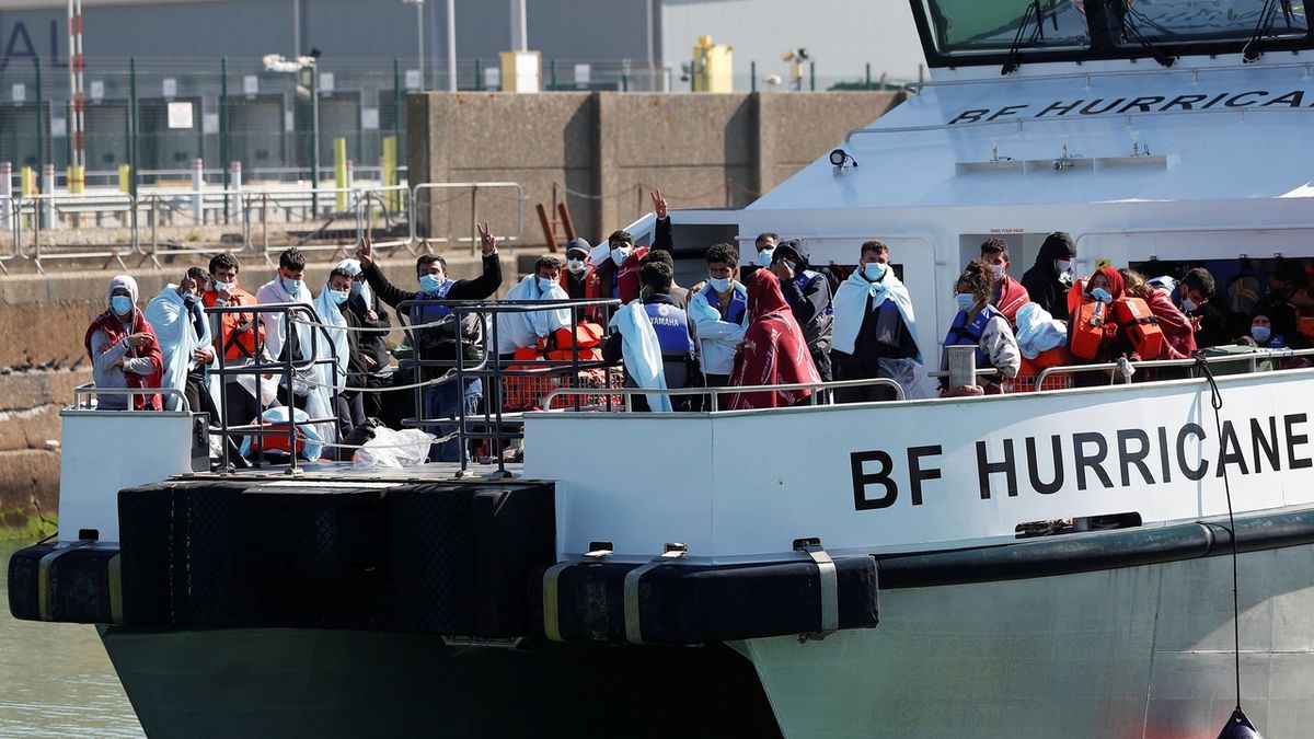 Britští pohraničníci mohou obracet lodě s migranty, než dosáhnou pobřeží